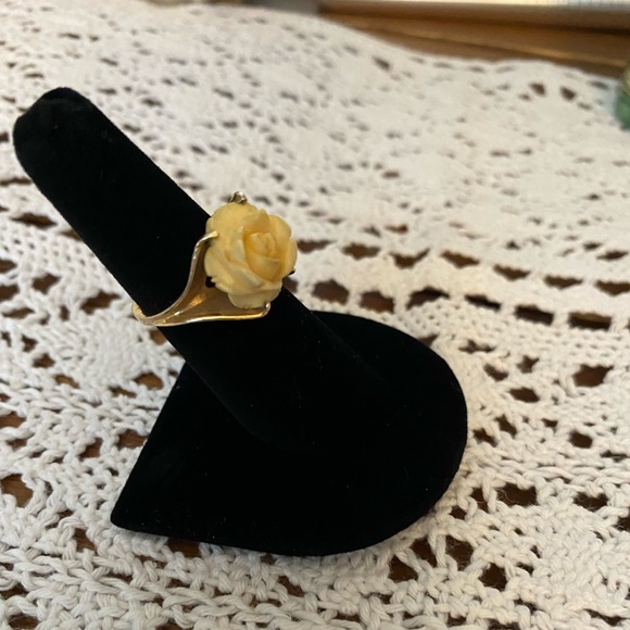 Vintage 10k gold ring with enamel rose - Picture 3 of 8